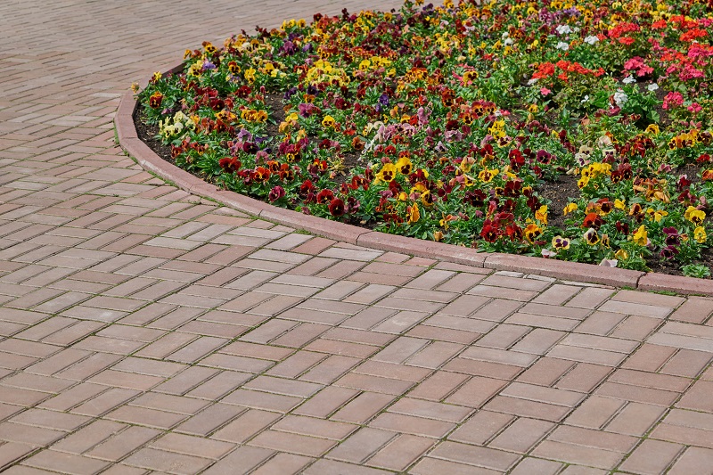 3 Reasons To Install Flower Bed Edging At Your Commercial Location